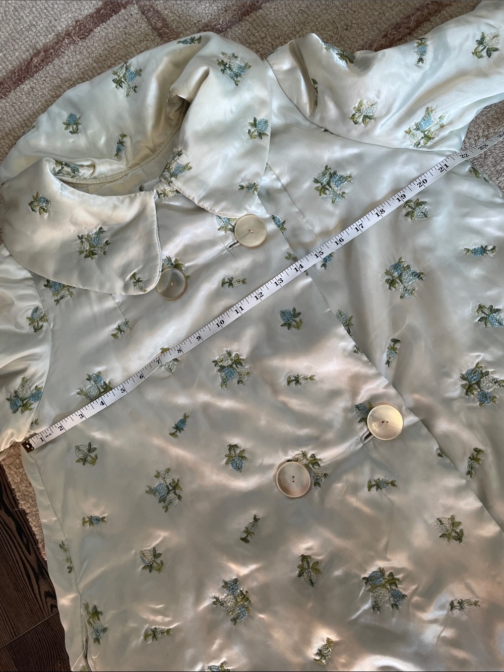 Vintage 60s Satin Embroidered Floral House Coat Robe Ivory Blue Flowers Sz Large - Picture 7 of 10